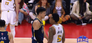 杆上！黄荣奇对喷布朗&amp;下一回合造犯规得手